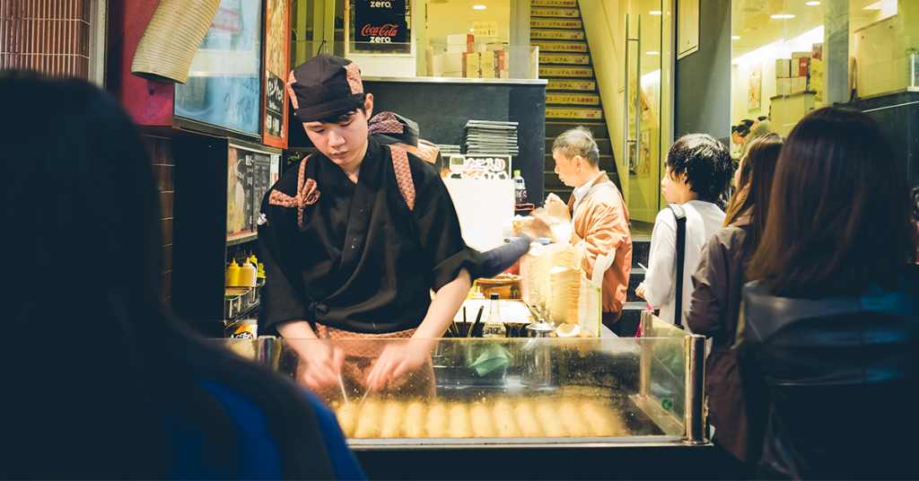 Street food más famoso de Japón. Aquí se muestra un local tipico de takoyaki en Japon