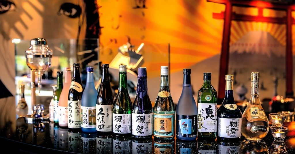 Diversidad de botellas de sake de distintas marcas